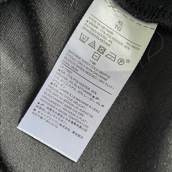 Banana Republic Short Sleeve V-Neck Tee - Picture 8 of 8